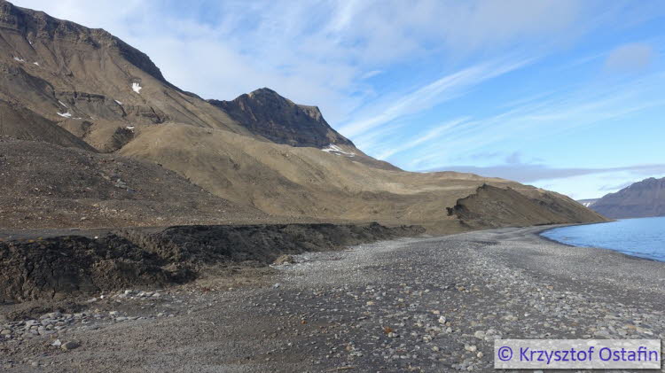 The right lateral moraine of the Hambergbreen 